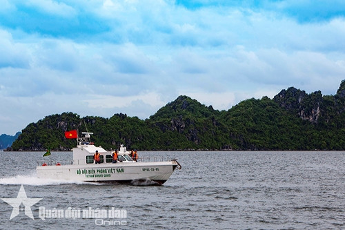Bộ đội Biên phòng Quảng Ninh tuần tra trên Vịnh Hạ Long (Quảng Ninh).