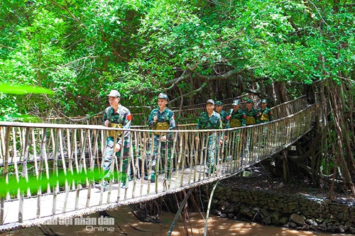 Bộ đội Biên phòng huyện Buôn Đôn (Đắk Lắk) trên đường tuần tra biên giới.