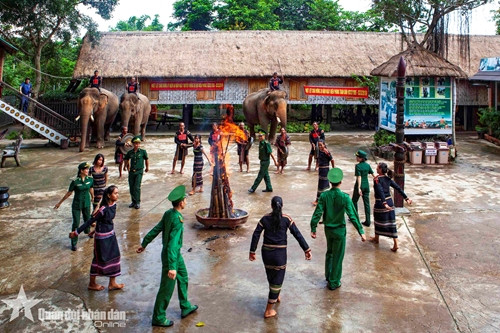 Biên phòng Đắk Lắk giao lưu văn nghệ với đồng bào dân tộc thiểu số.
