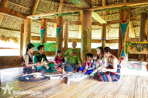 Cán bộ Đồn Biên phòng A Nông (xã A Nông, huyện Tây Giang, tỉnh Quảng Nam) tham gia vận động đồng bào dân tộc thiểu số.