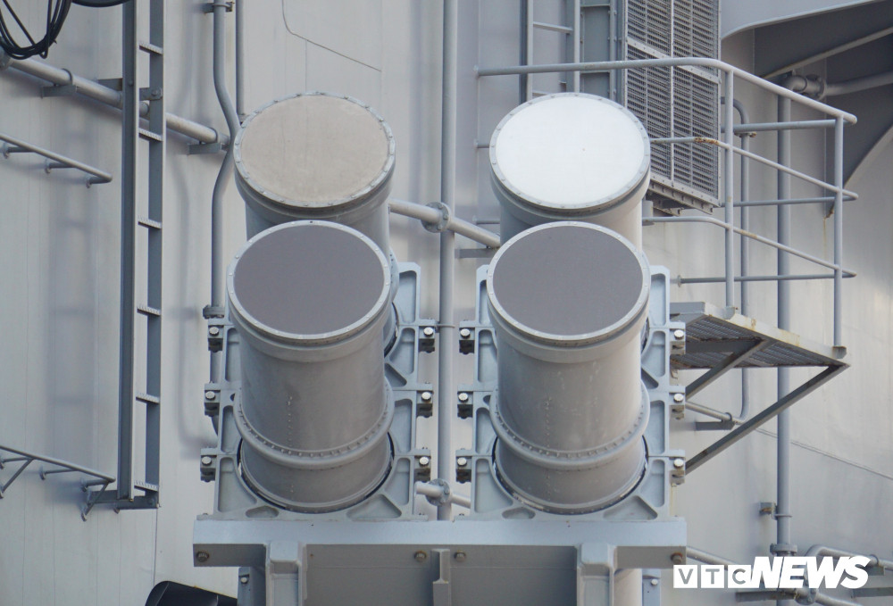 Tàu JS Setoyuki (TV-3518) và JS Shimayuki (TV-3513) nguyên là tàu khu trục lớp Hatsuyuki (lớp tàu khu trục thế hệ thứ ba được phát triển bởi công nghiệp quốc phòng Nhật Bản kể từ sau Chiến tranh thế giới thứ 2), được trang bị nhiều khí tài hiện đại có vai trò chính là chống hạm, săn ngầm.