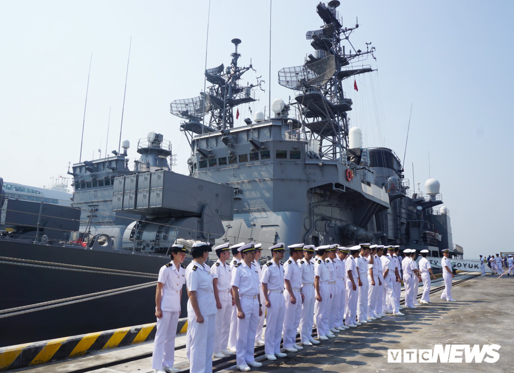 Thời gian lưu lại Đà Nẵng từ ngày 6 đến 9/3, đoàn gồm 380 sĩ quan và thủy thủ sẽ thăm tàu Hải quân Việt Nam, giao lưu bóng chuyền với Vùng 3 Hải quân, chào xã giao lãnh đạo UBND TP. Đà Nẵng và Bộ Tư lệnh Quân khu 5, tham quan thành phố.