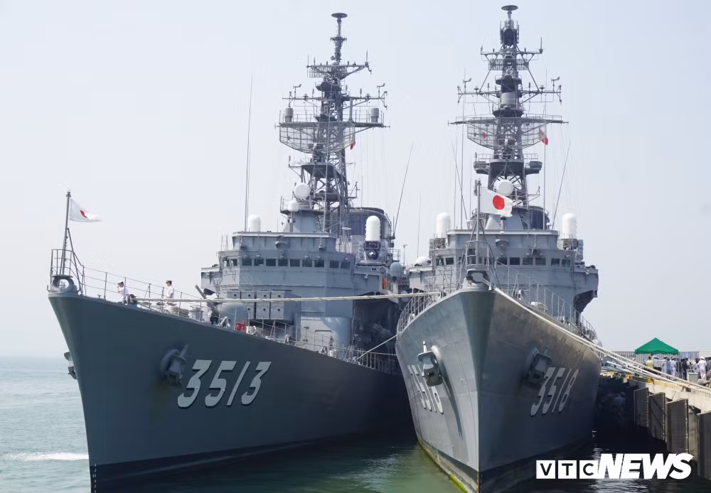 Đôi tàu huấn luyện JS Setoyuki (TV-3518), JS Shimayuki (TV-3513) thuộc lực lượng Tự vệ trên biển Nhật Bản cùng 380 sĩ quan và thủy thủ, do Đại tá Nakagama Yoshiyuki, Chỉ huy trưởng Đơn vị huấn luyện số 1 làm Trưởng đoàn cập cảng Tiên Sa.