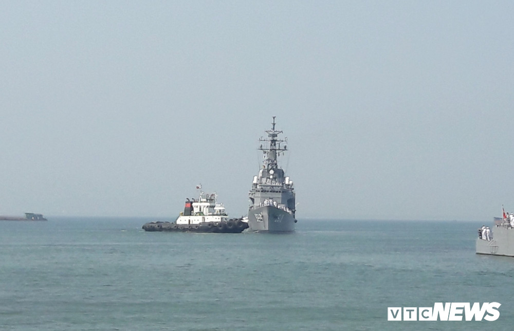 Sáng 6/3, 2 tàu huấn luyện JS Setoyuki (TV-3518) và JS Shimayuki (TV-3513) thuộc lực lượng Phòng vệ biển Nhật Bản cập cảng Tiên Sa, bắt đầu chuyến thăm hữu nghị TP. Đà Nẵng. Vào khoảng 9h30 ngày 6/3, tàu JS Shimayuki (TV-3513) được lai dắt vào cảng Tiên Sa. Theo tiêu chuẩn, tàu dài 130m, rộng 13,6m.