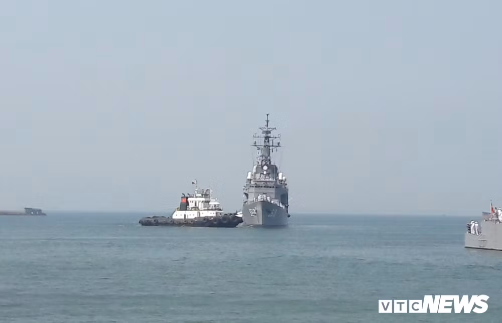 Sáng 6/3, 2 tàu huấn luyện JS Setoyuki (TV-3518) và JS Shimayuki (TV-3513) thuộc lực lượng Phòng vệ biển Nhật Bản cập cảng Tiên Sa, bắt đầu chuyến thăm hữu nghị TP. Đà Nẵng. Vào khoảng 9h30 ngày 6/3, tàu JS Shimayuki (TV-3513) được lai dắt vào cảng Tiên Sa. Theo tiêu chuẩn, tàu dài 130m, rộng 13,6m.