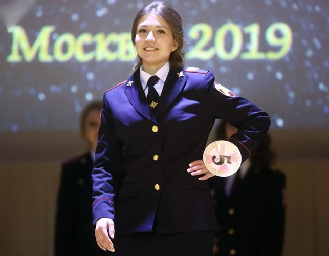 Thí sinh mang số báo danh 5 hứng khởi trình diễn trên sân khấu trong bộ cảnh phục.