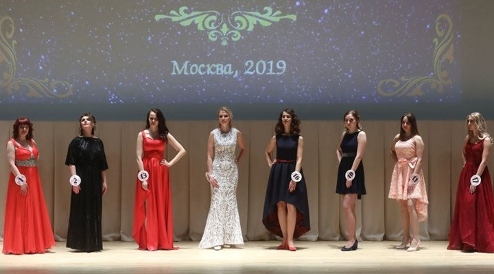 Các thí sinh xuất hiện trong trang phục đầm dạ hội.