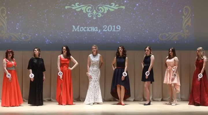 Các thí sinh xuất hiện trong trang phục đầm dạ hội.