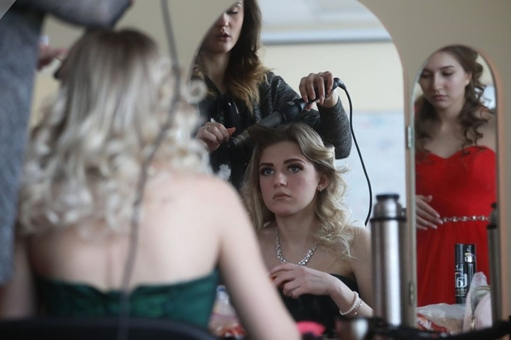 Các thí sinh xuất hiện trong trang phục đầm dạ hội.