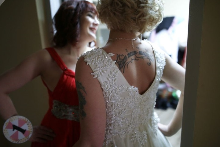 Một thí sinh với hình xăm trên lưng và tay vẫn được tham gia cuộc thi.