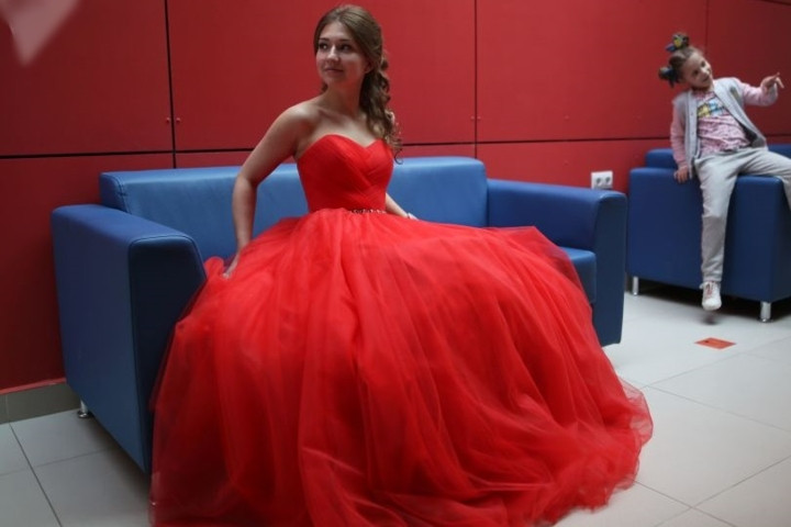 Váy bồng đỏ gợi cảm và nữ tính.