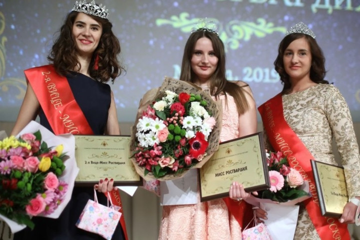 Top 3 Miss Rosgvardiya. Vị trí Á hậu 1 thuộc về hạ sĩ quan Oksana Arinina. Thượng sĩ cảnh sát Natalya Filimonova là Á hậu 2.
