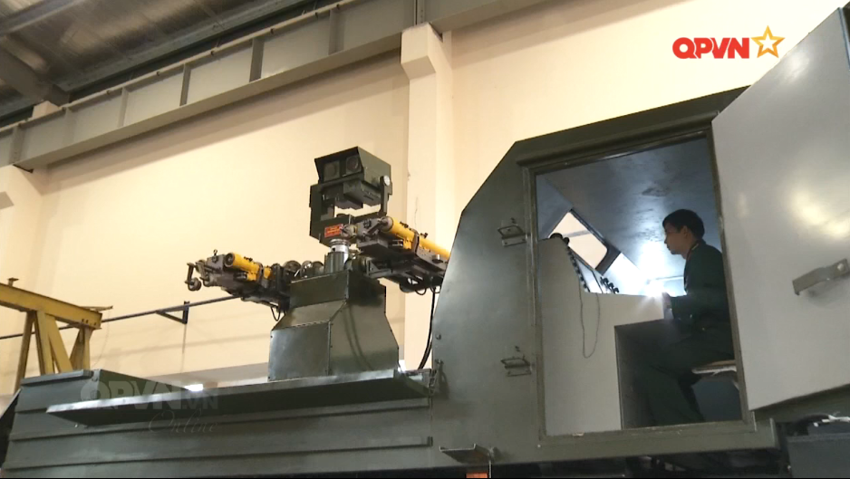 Tuy nhiên, điều đáng tự hào nhất vẫn là việc nhiều thành phần của tổ hợp phòng không tầm thấp A-72 đều sử dụng linh kiện chế tạo trong nước, mang lại sự chủ động cũng như giữ bí mật tính năng của vũ khí. Điều này có nghĩa rất lớn giúp chúng ta dễ dàng nâng cấp tổ hợp phòng không này trong tương lai với các loại tên lửa hiện đại hơn. Nguồn ảnh: QPVN.