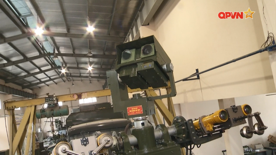 Sau một thời gian dài nghiên cứu, chế tạo, ứng dụng những thành tựu khoa học công nghệ mới nhất, nhóm nghiên cứu thuộc Quân chủng Phòng không - Không quân và Viện Khoa học Công nghệ quân sự đã phát triển thành công tổ hợp tên lửa phòng không di động tầm thấp A-72, đáp ứng yêu cầu của tác chiến hiện đại. Nguồn ảnh: QPVN.