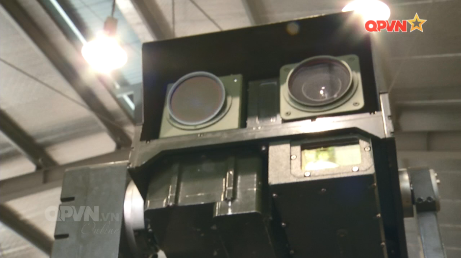 Đài quan sát gồm camera ảnh nhiệt hồng ngoại, camera ánh sáng ngày cùng với thiết bị đo xa lade tích hợp thêm hệ thống ổn định đường ngắm giúp cho hệ thống có thể tác chiến được trong quá trình cơ động và hành quân trong tương lai, đảm bảo quan sát, bắt bám và phóng đạn diệt mục tiêu trong mọi điều kiện thời tiết, bất kể ngày hay đêm. Nguồn ảnh: QPVN.