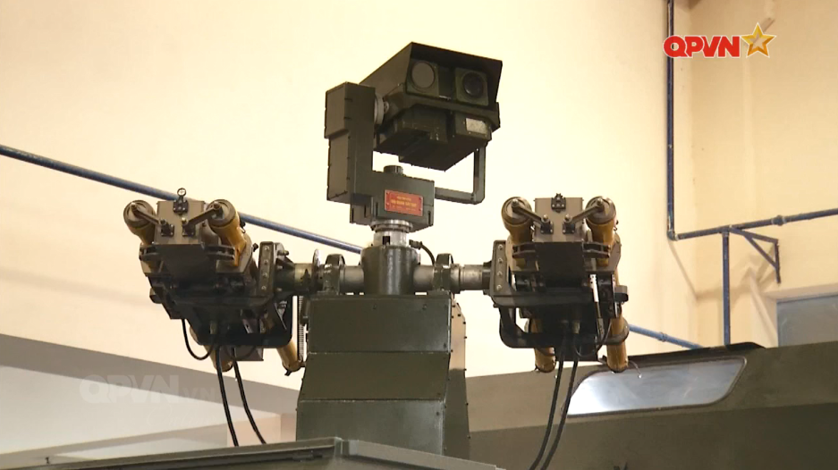 Tên lửa và khí tài quang điện tử đáp ứng các yêu cầu về tự động hóa và công tác chuẩn bị tên lửa và đảm bảo hiệu suất hỏa lực cao hợp nhất thông tin mục tiêu từ đầu tự dẫn tên lửa và khí tài quang điện tử đáp ứng yêu cầu bám sát và chọn thời cơ bắn mục tiêu kích thước nhỏ bay thấp bám địa hình một cách chính xác. Nguồn ảnh: QPVN.