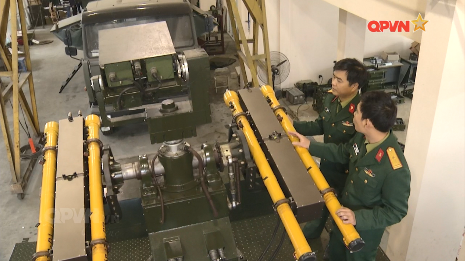 Theo đó, tổ hợp phòng không di động tầm thấp A-72 gồm 4 quả tên lửa vác vai A-72 đặt trên 1 bệ phóng tích hợp với hệ thống quan sát quang điển tử và hệ thống điều khiển trung tâm, giúp trắc thủ điều khiển hoàn toàn làm chủ được mọi hoạt động tác chiến. Nguồn ảnh: QPVN.