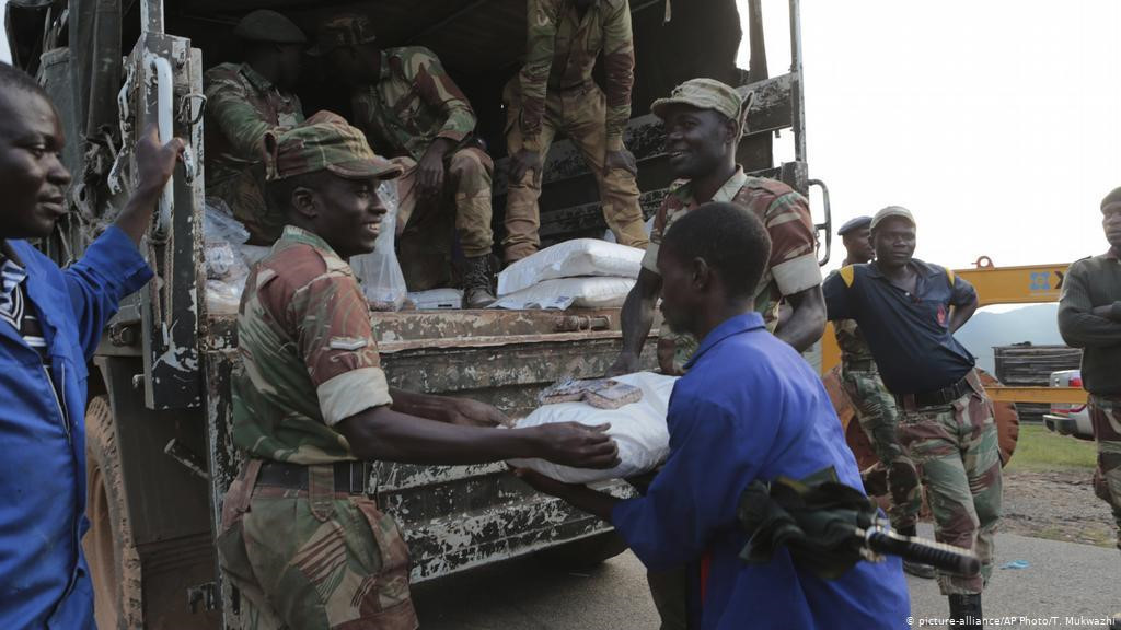 Các binh sĩ cung cấp thực phẩm cho người dân ở Chimanimani. Hình ảnh vệ tinh giúp các đội cứu hộ nhằm vào các khu vực quan trọng nhất. Lực lượng cứu hộ đang tập trung ở sân bay Beira, một trong số ít các địa điểm trong thành phố có hệ thống liên lạc còn hoạt động. Ảnh: AP.
