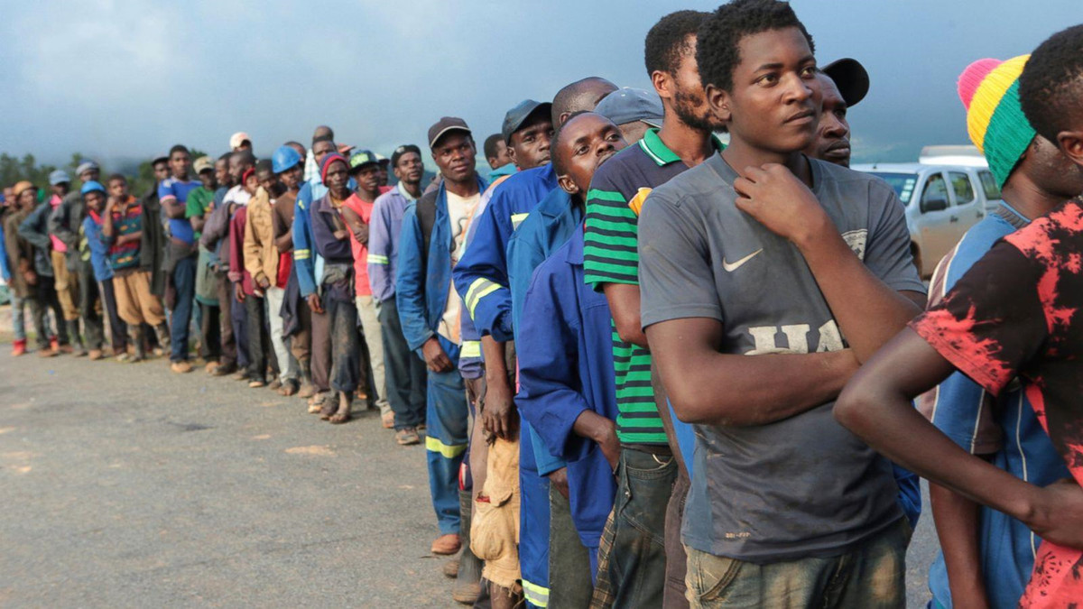 Người dân xếp hàng nhận thực phẩm được quân đội phân phát ở Chimanimani, ngày 18/3. Liên Hợp Quốc đã phân bổ 20 triệu USD từ quỹ phản ứng khẩn cấp để tăng cường viện trợ nhân đạo ở Mozambique, Zimbabwe và Malawi. Ảnh: AP.