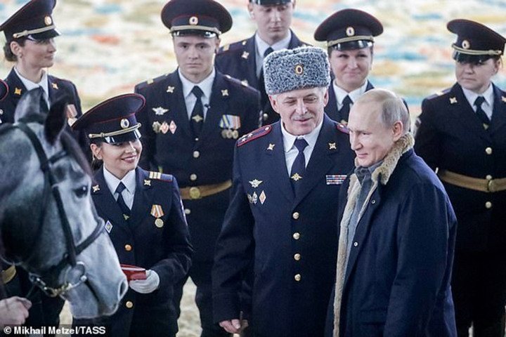 Ở Moscow, Tổng thống Putin cũng đã chúc mừng ngày Quốc tế phụ nữ bằng việc cưỡi ngựa cùng các nữ cảnh sát Nga.