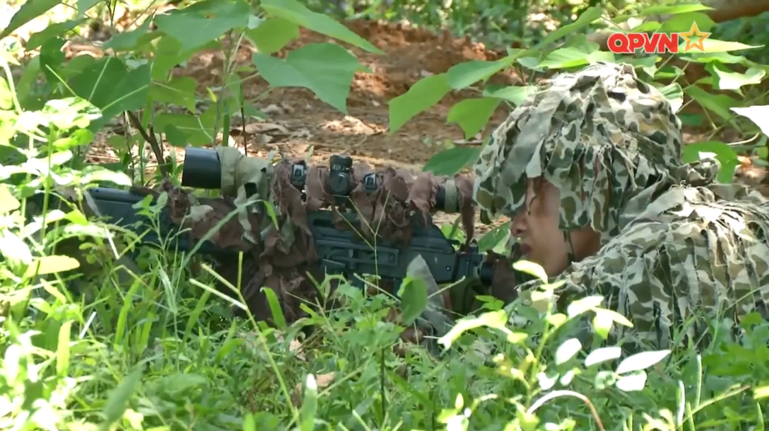 Cùng với lực lượng xạ thủ bắn tỉa, các đơn vị Đặc công Việt Nam cũng được trang bị các loại vũ khí, khí tài chuyên dụng giành riêng cho lực lượng đặc biệt này. Trong đó quan trọng nhất vẫn là súng trường bắn tỉa, vũ khí tạo nên sức mạnh của một xạ thủ. Nguồn ảnh: QPVN.