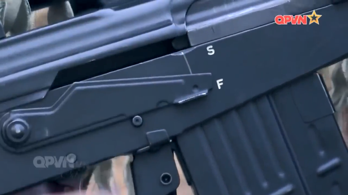 Trong đó Galatz là một biến thể sử dụng cho nhiệm vụ bắn tỉa được phát triển từ gia đình súng trường tấn công IMI Galil. Về cơ bản IMI Galatz có thiết kế tương tự như IMI Galil, hoạt động theo nguyên tắc trích khí với bệ khóa nòng gắn khóa nòng xoay, cùng nòng súng được tối ưu hóa cho độ chính xác cao hơn để phù hợp với nhiệm vụ bắn tỉa. Nguồn ảnh: QPVN.