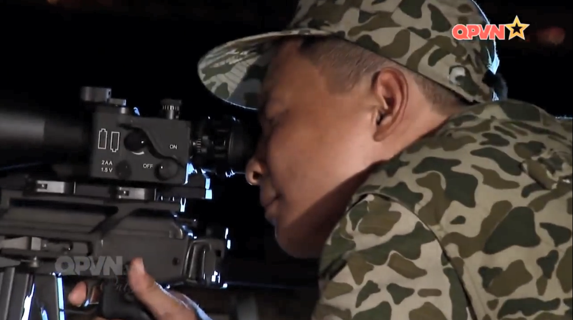Trong ảnh là xạ thủ bắn tỉa của Lữ đoàn Đặc công Biệt động 1 trong nhiệm vụ huấn luyện đêm với súng trường bắn tỉa IMI SR-99 có gắn ống ngắm đêm Nguồn ảnh: QPVN.