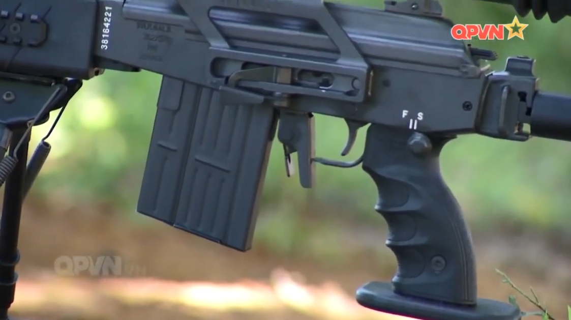 Điểm khác biệt lớn nhất giữa hai biến thể “Galatz” và “SR-99” là thân súng và các bộ phận quan trọng của SR-99 được chế tạo bằng vật liệu composite giúp làm giảm trọng lượng và tăng độ bền cơ học khi hoạt động. Nguồn ảnh: QPVN.