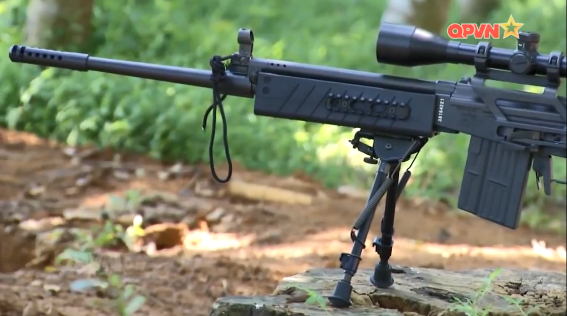 Súng bắn tỉa Galatz có 2 chân chống ở gần hộp tiếp đạn để tăng độ ổn định khi bắn. IMI Galatz có chiều dài 1.115mm, nòng súng dài 508mm, trọng lượng 8 kg bao gồm hộp tiếp đạn và kính ngắm quang học. Súng thường sử dụng loại ống ngắm tiêu chuẩn Nimrod 6×40. Nguồn ảnh: QPVN.