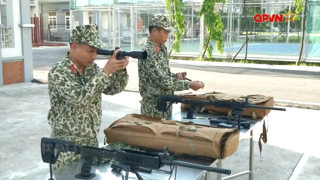 Ngoài ra SR-99 hoạt động theo nguyên tắc trích khí, máy cò chỉ có chế độ bắn phát một nên phù hợp với nhiệm vụ bắn tỉa hơn. Tầm bắn hiệu quả với kính ngắm quang học của SR-99 tăng lên 1.000 mét. Nguồn ảnh: QPVN.
