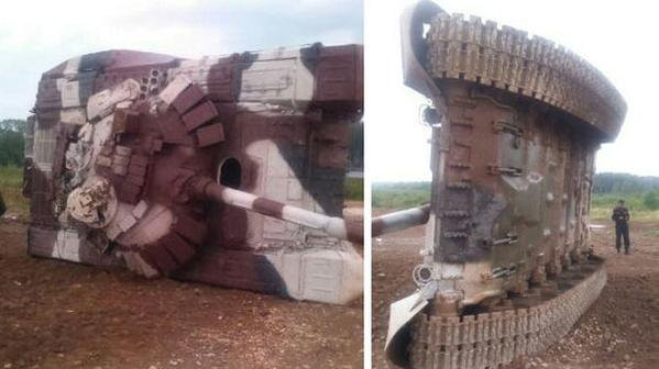 Theo ước tính thì lúc này chiếc xe tăng T-72 do đội tuyển Kuwait điều khiển vẫn chạy nước rút ở tốc độ khoảng 60 km/h, lực quán tính khi đó là rất lớn bởi trọng lượng của T-72B3 lên tới gần 46 tấn. Nguồn ảnh: RT.