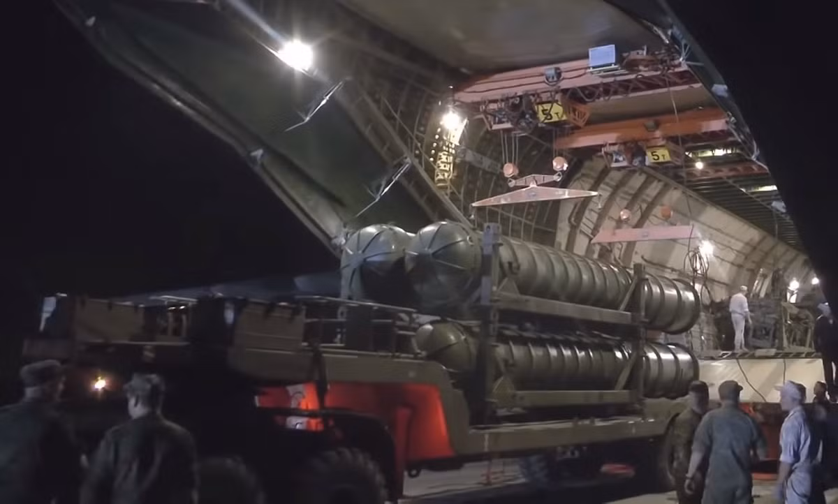 Không chỉ có vậy, Nga còn hiện đại hóa các tổ hợp S-300PM này lên chuẩn vượt trội cả S-300PMU-2, thậm chí sánh ngang với hệ thống S-400 mà họ bán cho Trung Quốc.