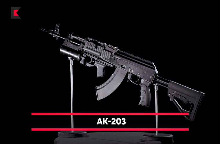Về súng trường tấn công AK-203, nó được thiết kế dựa trên dòng súng trường seri AK-100, kế thừa nhiều đặc điểm của phiên bản AK-74 cũ. Mẫu súng AK-203 mang trên mình khá nhiều cải tiến so với các người tiền nhiệm nhằm hỗ trợ cho binh sĩ tốt hơn trên chiến trường và giúp nó phù hợp hơn trong môi trường chiến tranh hiện đại. Nguồn ảnh: Kalashnikov.