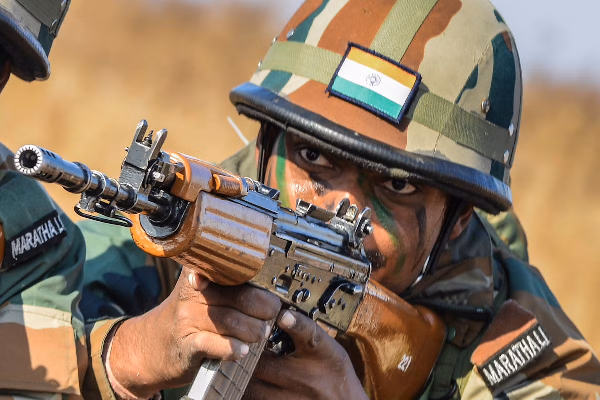 Tuy nhiên, nếu AK-47 hay các biến thể của nó vẫn hoạt động bền bỉ trong Quân đội Ấn Độ thì INSAS lại bị xem như là một sự thất bại khi thua kém các dòng súng trường của Nga hay châu Âu về mọi mặt. Quân đội Ấn Độ cũng đã nhiều lần cải tiến INSAS nhưng kết quả thu lại chẳng khá hơn là bao. Nguồn ảnh: Reddit