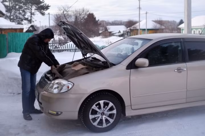 Kiểm tra động cơ ô tô.