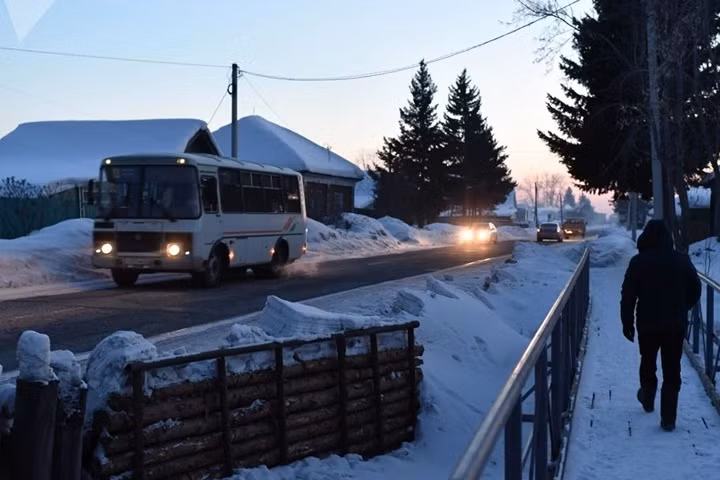 Xe bus trên đường làng.