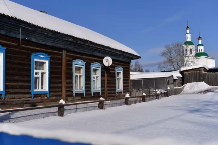 Phía xa xa là nhà thờ Chúa cứu thế.