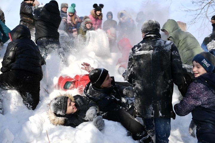 Trẻ em trong làng Tara nô đùa trên tuyết.