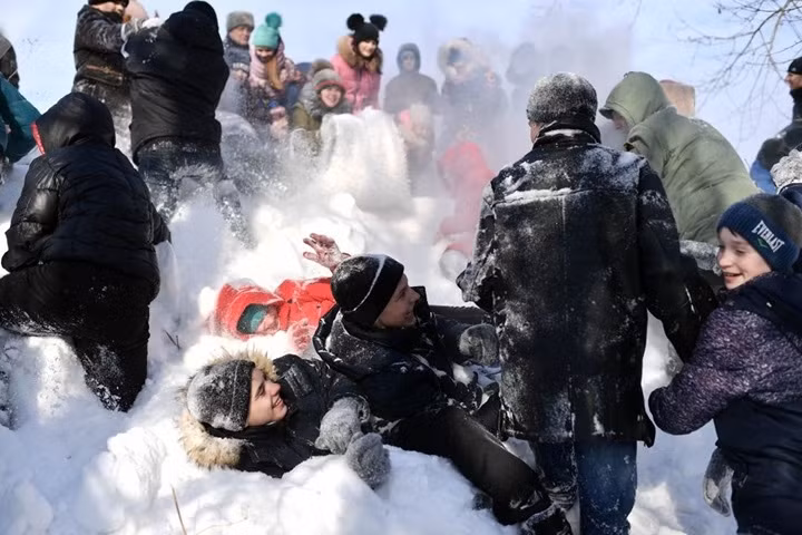 Trẻ em trong làng Tara nô đùa trên tuyết.