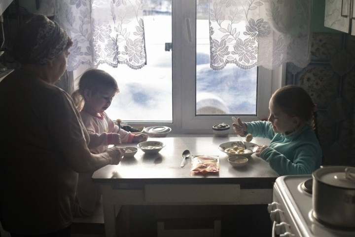 Các bé gái đang ăn trưa trong nhà. Các ngôi nhà của người dân Nga rất ấm áp, chống chịu tốt mùa đông khắc nghiệt.