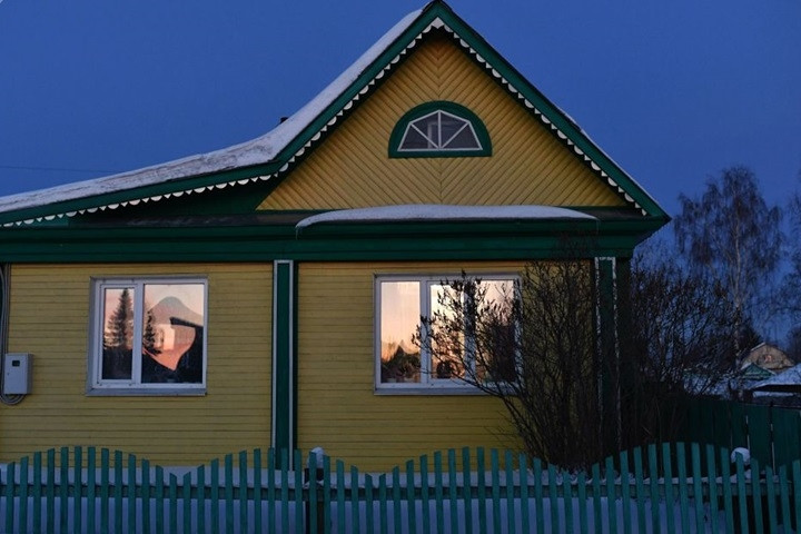 Đa phần nhà cửa vùng này làm bằng gỗ vì đây là vật liệu xây dựng sẵn có nhất trong vùng.