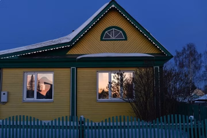 Đa phần nhà cửa vùng này làm bằng gỗ vì đây là vật liệu xây dựng sẵn có nhất trong vùng.