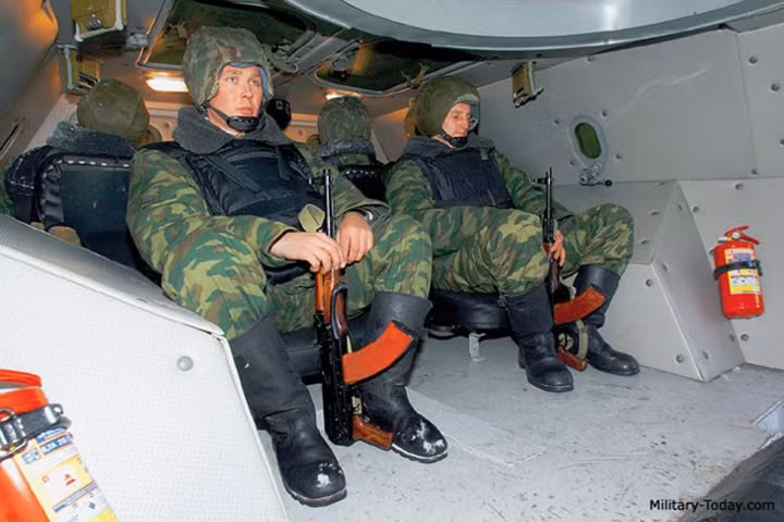 Xe có thể mang theo 10 binh sĩ với trang bị đầy đủ. Ảnh: Military-Today.