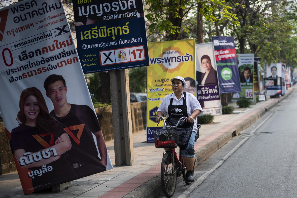 Bên ngoài đường phố ở thủ đô Bangkok, hầu như cột đèn và cây xanh nào cũng treo các biển hiệu của các đảng phái chính trị. Ảnh: AFP.