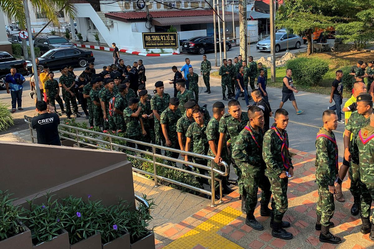 Binh sĩ Thái Lan cũng xếp hàng, tham gia bầu cử sớm tại một điểm bỏ phiếu ở tỉnh Pattani. Ảnh: Reuters.