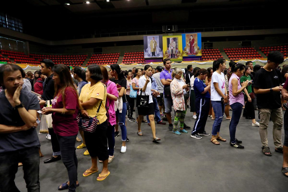 Khung cảnh tấp nập diễn ra tại một điểm bỏ phiếu khác tại thủ đô Bangkok, với những bức ảnh được treo cao của thành viên hoàng gia. Ảnh: Reuters.