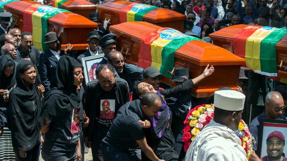 Hôm 17/3 vừa qua. thân nhân của 17 nạn nhân người Ethiopia cùng với hàng ngàn người khác đã tham gia lễ tang tập thể dành cho các nạn nhân vụ tai nạn máy bay Boeing 737 MAX của hãng hàng không Etopiania tại nhà thờ Holy Trinity ở thủ đô Addis Ababa, Ethiopia. Ảnh: News Toronto.