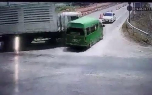 Xe cho cong nhan Viet lao xuong kenh o Thai Lan, 8 nguoi thiet mang