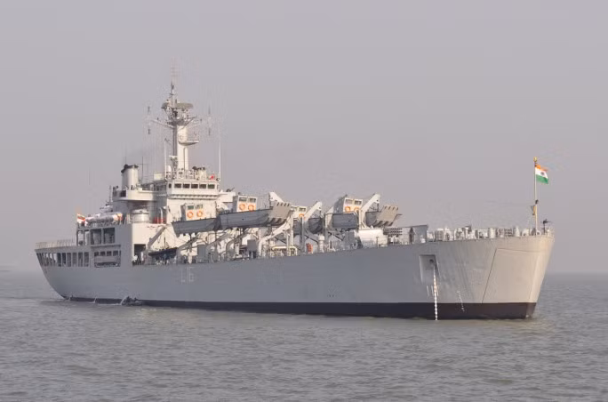Ấn Độ còn vận hành 3 tàu đổ bộ xe tăng lớp Shardull, lượng choán nước 5.600 tấn. Tàu có thể mang theo 500 binh sĩ, 11 xe tăng, 10 xe thiết giáp cùng 4 xuồng đổ bộ để triển khai quân vào bờ.
