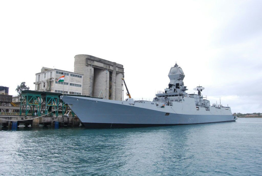 Nắm đấm hỏa lực mạnh nhất của Hải quân Ấn Độ là tàu khu trục lớp Kolkata do công nghiệp đóng tàu Ấn Độ chế tạo. Kolkata có lượng choán nước 7.400 tấn. Tàu được trang bị hệ thống hỏa lực mạnh mẽ, đặc biệt lớp chiến hạm này mang theo tên lửa chống hạm đáng sợ nhất thế giới là BrahMos. 3 tàu khu trục này đang hoạt động.